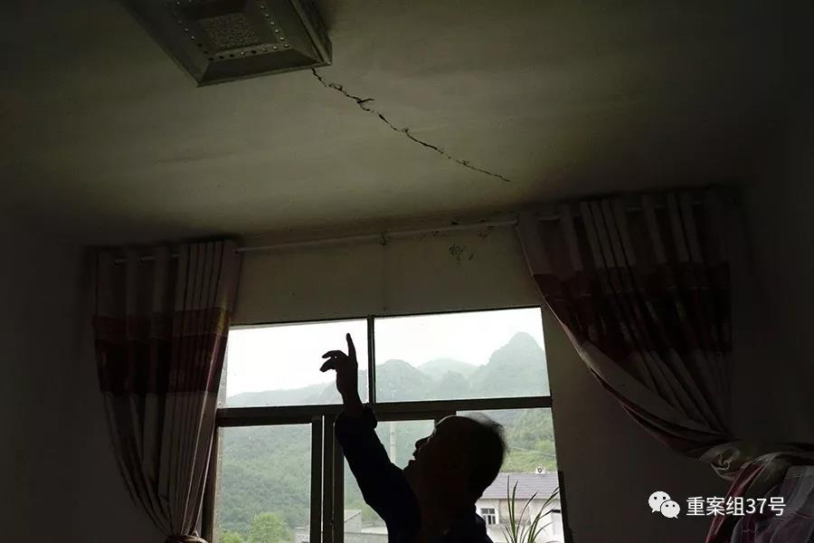 大冲村一村民家中天花板被震裂,每到雨天都得放盆接水。新京报记者 郑新洽 摄