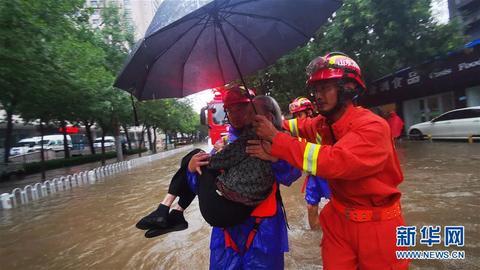 8月11日，受台风“利奇马”影响，山东多地道路淹没。图文救援人员在山东省滨州市滨城区救助被困老人。 新华社发（陈鹏宇 摄）