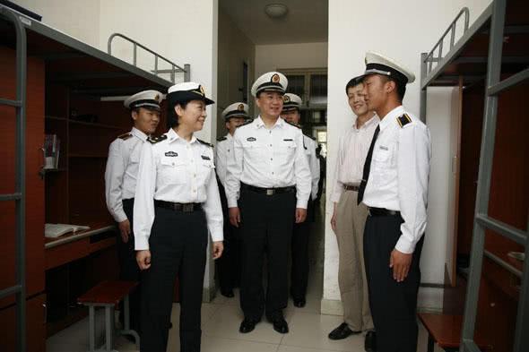 徐莉莉从小就热爱运动,有一个军装梦,由于她游泳很出色,在1964的时候