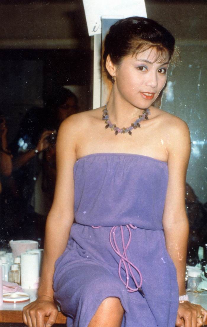 翁美玲生前在tvb工作的情景,化妆,吃盒饭,取信件都是日常