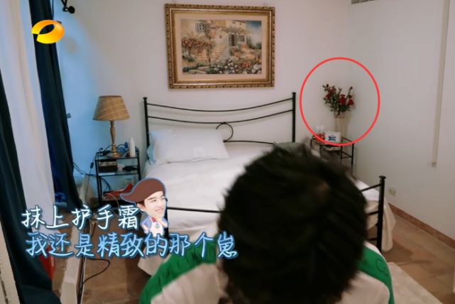 王俊凯回卧室午休,床头柜上还摆放着鲜花,嫁给他真有福气