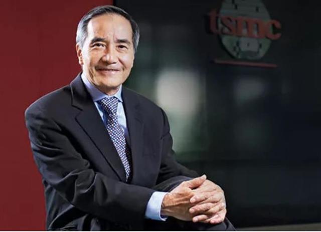 这位华人就是林本坚,越南人,他曾在ibm工作,后面来到台积电工作.