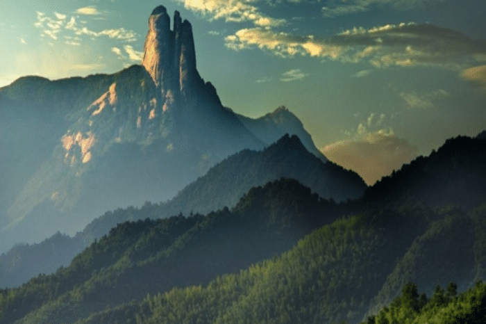 湖南九嶷山,九峰仰天沐雨屹立千年,原始林木更显葱郁之色