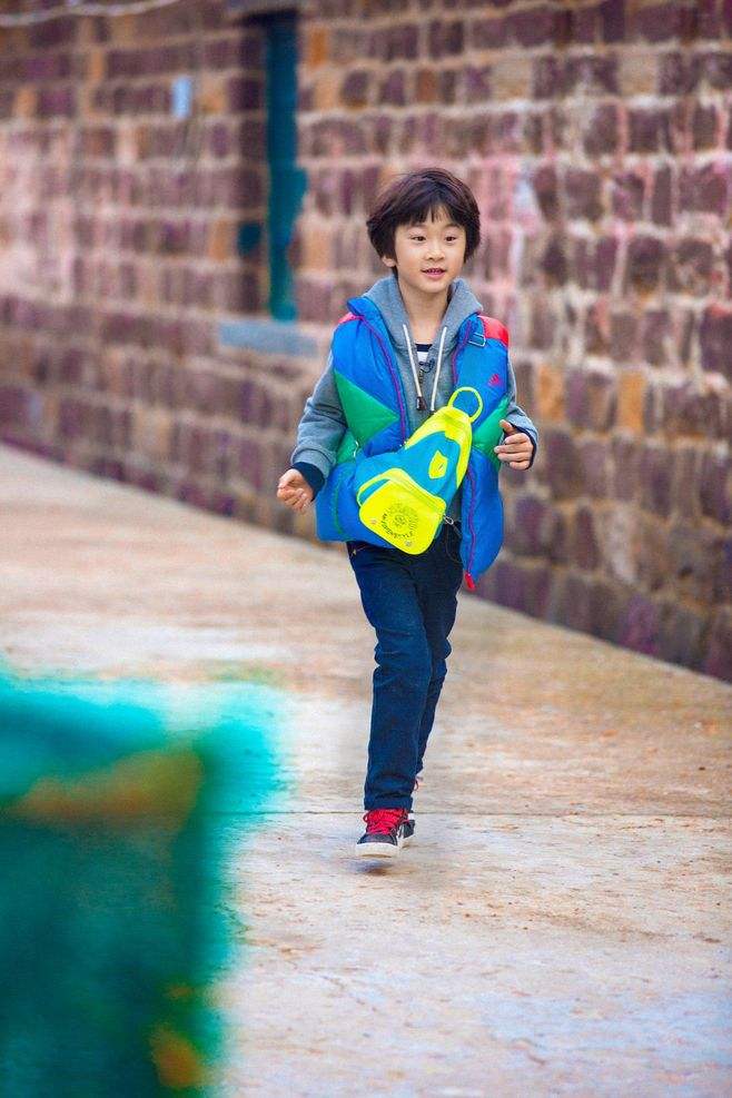 张亮4岁小女儿继承其优越大长腿,参加模特大赛,获哥哥天天助威