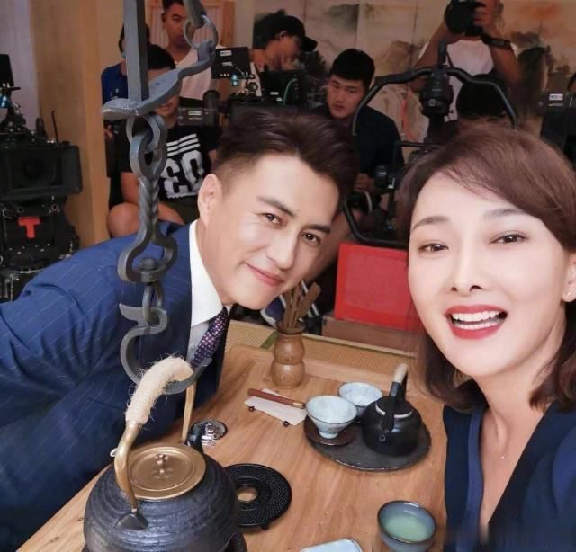 牛莉晒与靳东合影两人颜值超养眼一郎和那文的四度合作