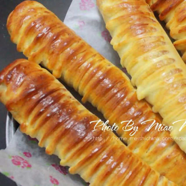 草莓果酱毛毛虫,柔软美味的草莓酱毛毛虫面包,吃着超级幸福的