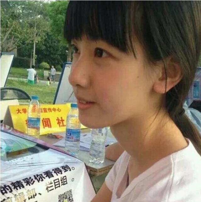 也是很震惊的,因为一般人的证件照都是最丑的一张照片,而陈都灵就不一