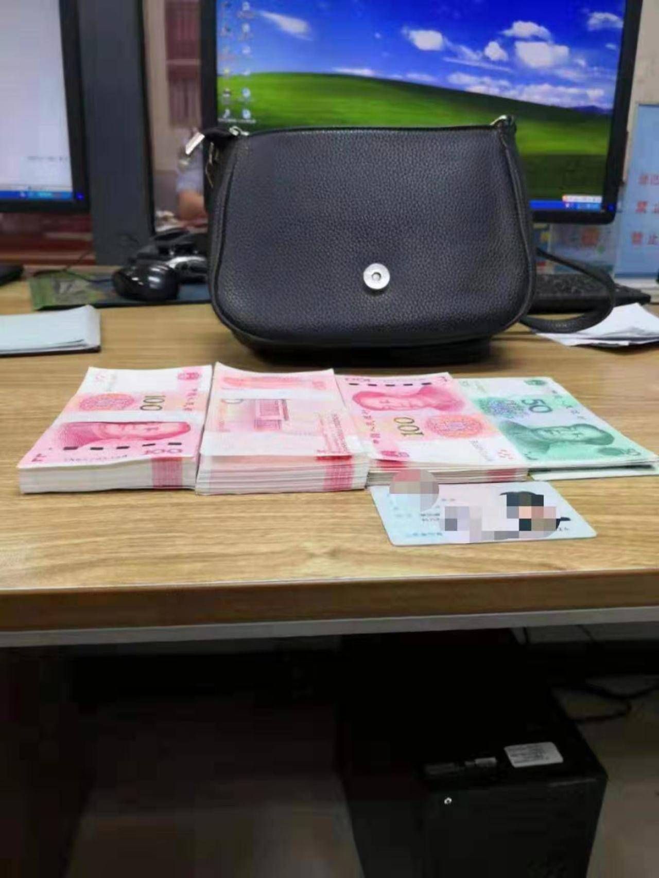 女子乘地铁竟将装有25000元现金的包包遗忘