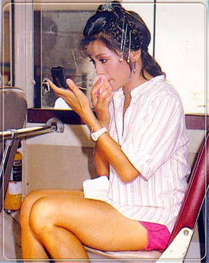 翁美玲生前在tvb工作的情景,化妆,吃盒饭,取信件都是日常