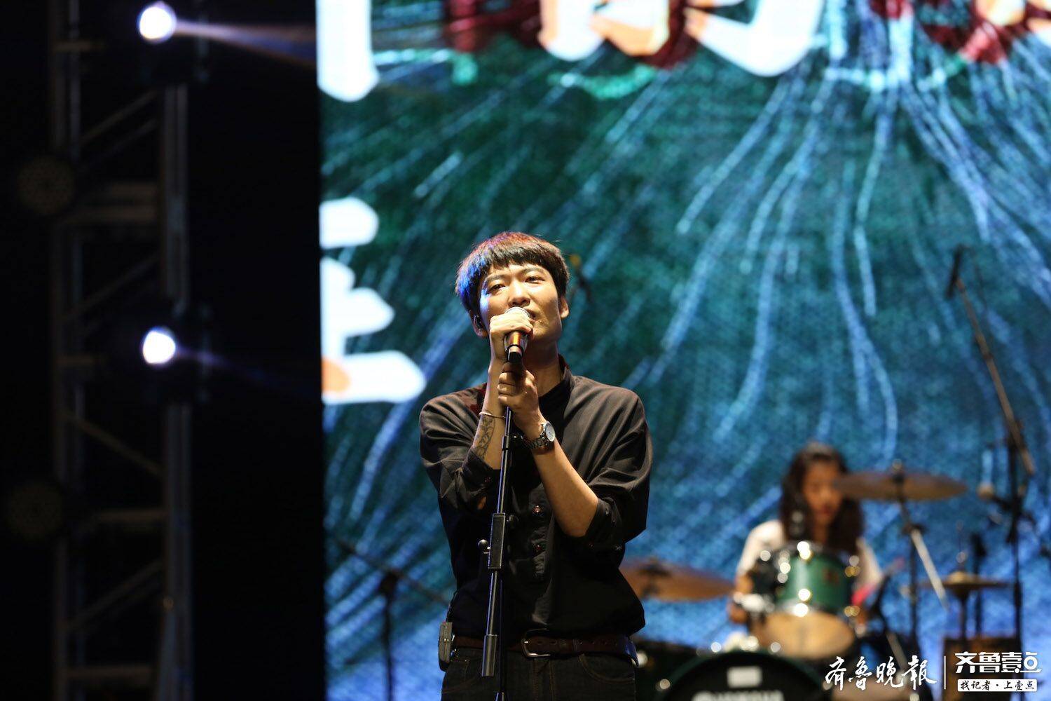 鹿先森乐队亮相金沙滩啤酒城在青首唱温柔故事