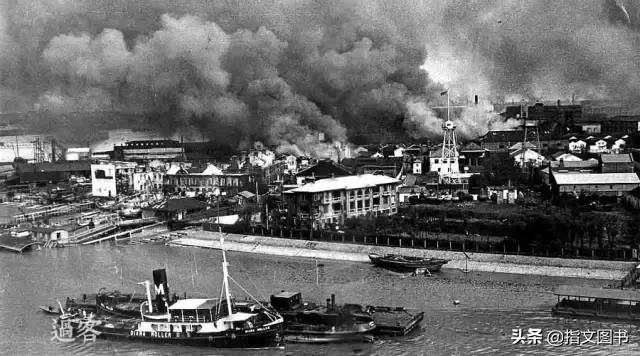 浓烟滚滚的上海1937 年7 月,日本借"卢沟桥事变",挑起了侵略战争,大举