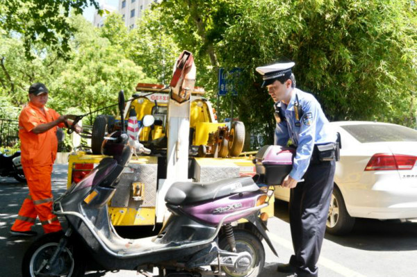 这位交警执勤废腿、更废嗓子!来看“啰嗦”交警毛善文的“牛劲儿”