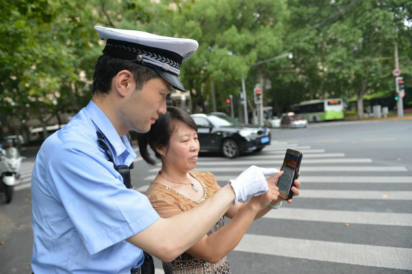 这位交警执勤废腿、更废嗓子!来看“啰嗦”交警毛善文的“牛劲儿”