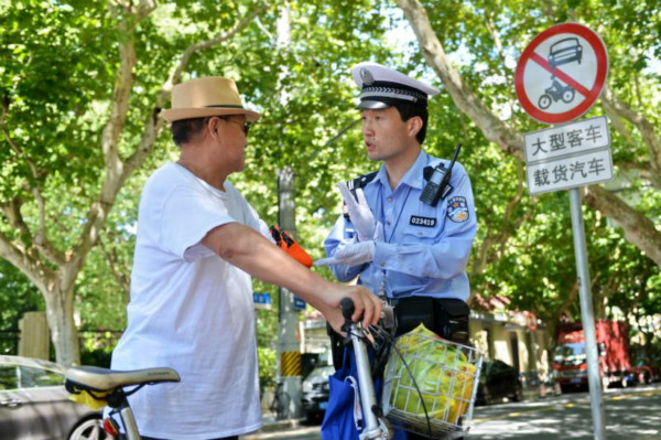 这位交警执勤废腿、更废嗓子!来看“啰嗦”交警毛善文的“牛劲儿”