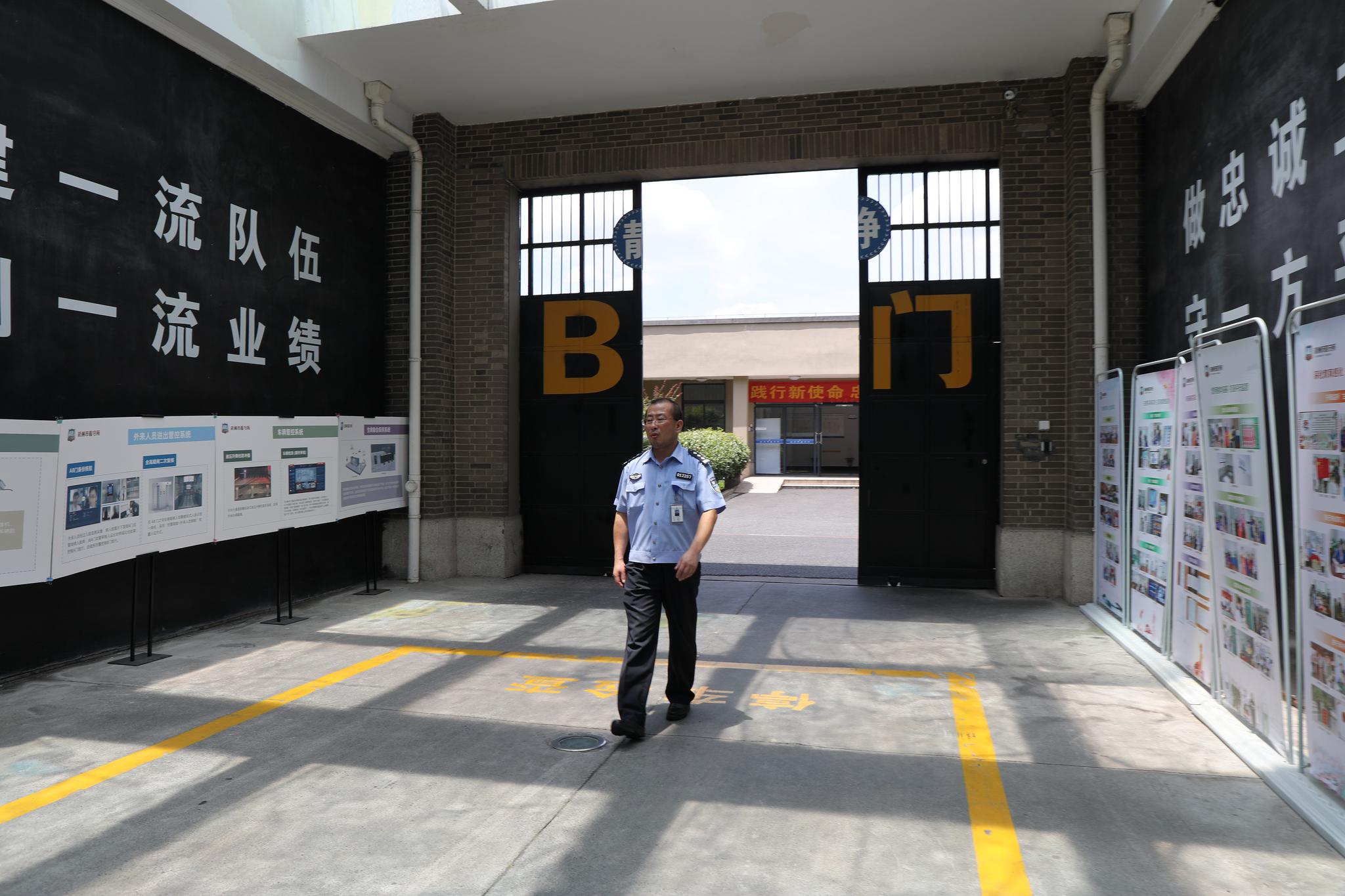 看守所有严格的安全系统,进入看守所需要通过武警站岗的a,b两道铁门