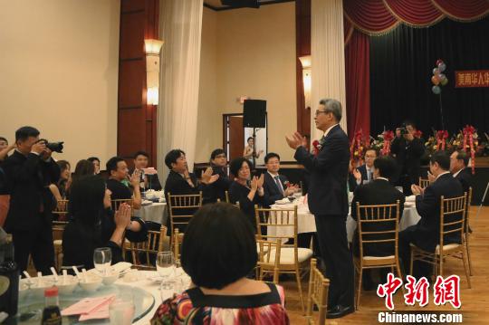 图为当地时间8月11日，新任中国驻休斯敦总领事蔡伟出席休斯敦侨界为其举行的欢迎晚宴。　曾静宁　摄