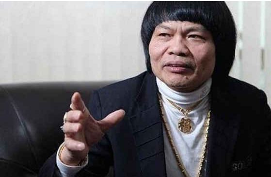 被称"香港第一丑",老婆败光家产跑路,儿子如今留长发化浓妆