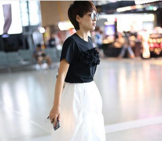马伊琍换新的造型走机场,超短发造型搭配拼接色连衣裙