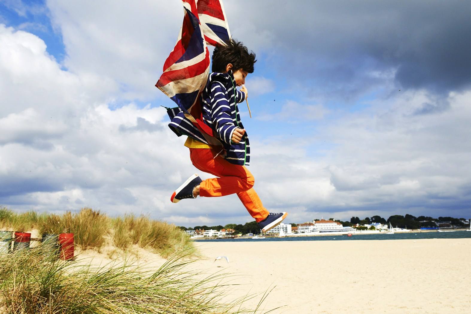 还是报各种补习班?哪种更利于孩子成长呢?