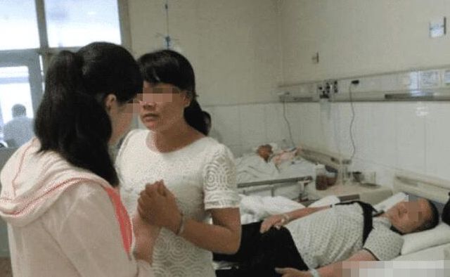 女孩在下雨天举牌卖自己,开价80万引路人痛骂,背后有感人故事休闲区蓝鸢梦想 - Www.slyday.coM 女孩在下雨天举牌卖自己,开价80万引路人痛骂,背后有感人故事休闲区蓝鸢梦想 - Www.slyday.coM