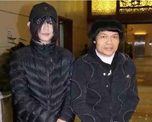 被称"香港第一丑",老婆败光家产跑路,儿子如今留长发化浓妆