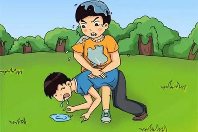 男孩游泳上岸后,却出现干性溺水症状,宝妈的机智救了儿子一命!