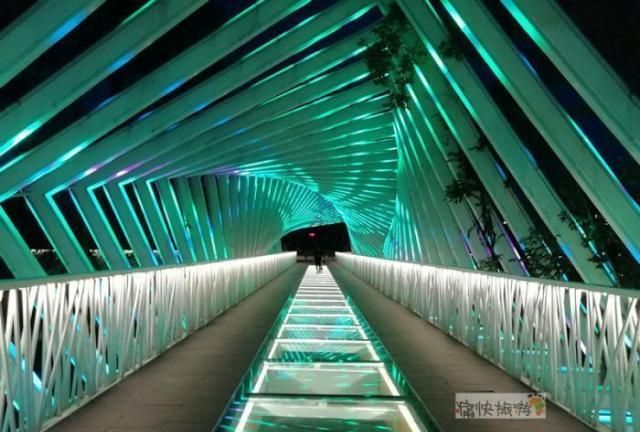 漫步自贡云湖畔的"网红长廊"