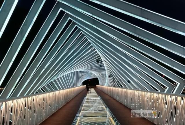 漫步自贡云湖畔的"网红长廊"