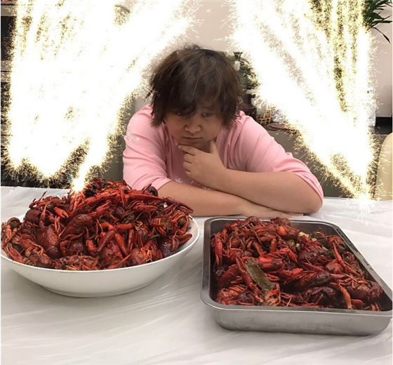 明星是怎么吃小龙虾的?贾玲用盆直接装,看到李晨的吃法:服气!