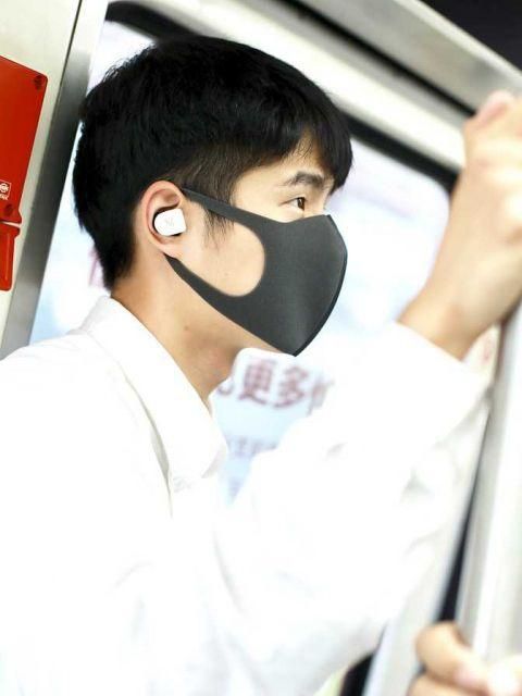 刘昊然手抓栏杆秀清秀侧颜 白衬衫清新帅气