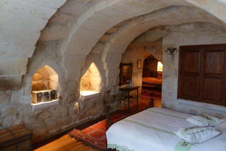 小伙在山洞中隐居25年,被找到也不肯离开,才知道原因不简单