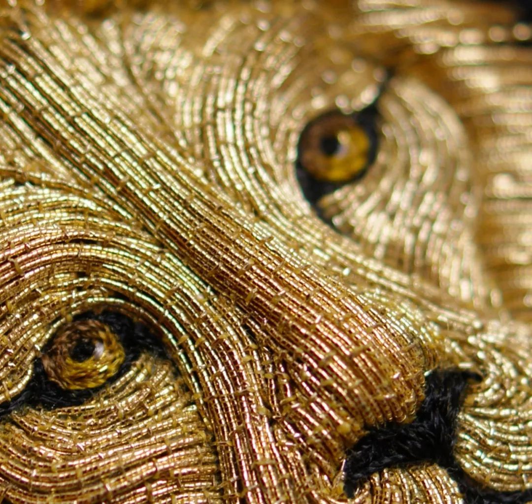 艺术家用彩色金属线刺绣动物,造型精致栩栩如生