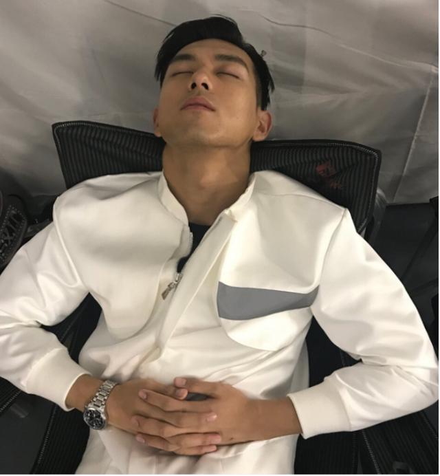 李现活动累到睡着张嘴睡觉照却被疯传超80粉丝表示想亲他