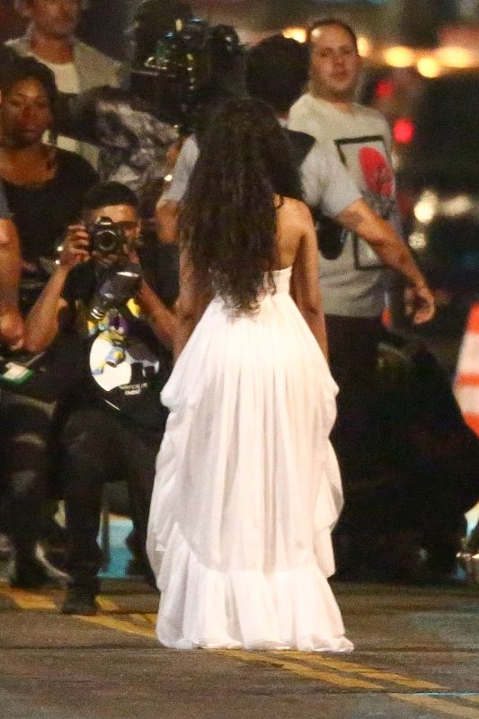 卡米拉·卡贝洛白色蛋糕裙似童话公主 街头赤脚飙戏显敬业