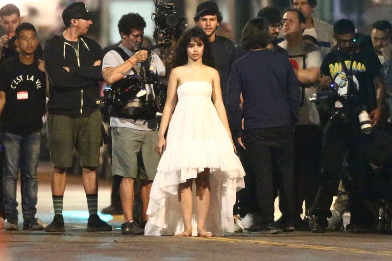 卡米拉·卡贝洛白色蛋糕裙似童话公主 街头赤脚飙戏显敬业