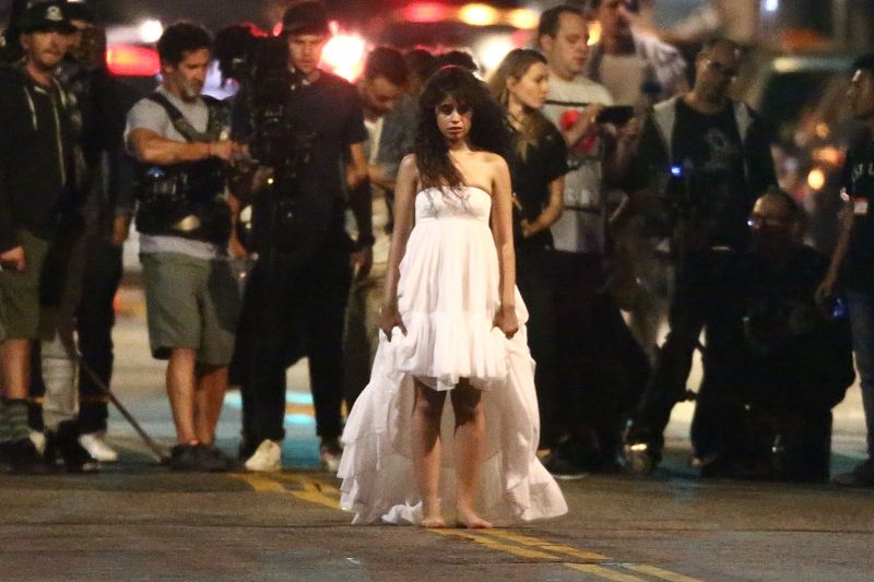 卡米拉·卡贝洛白色蛋糕裙似童话公主 街头赤脚飙戏显敬业