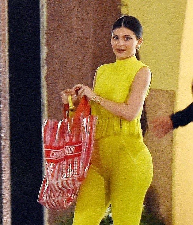 富婆金小妹被质疑老10岁后大方承认整了容一身柠檬黄秀迷人曲线