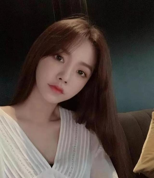 网友们对黄子韬的这位绯闻女友相当感兴趣,视频中,金敏贤并没有露正脸