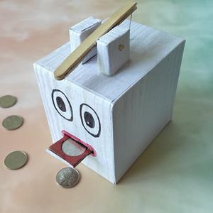 废纸箱自制存钱罐,轻轻一按舌头就吐出来,这样的存钱方式真好玩