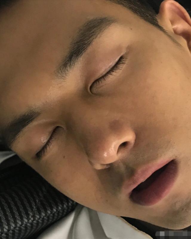 李现活动累到睡着张嘴睡觉照却被疯传超80粉丝表示想亲他
