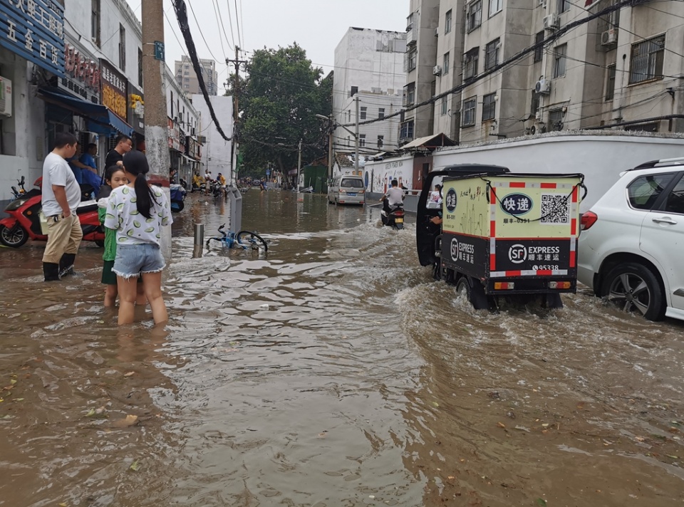 汽车变汽艇,暴雨过后郑州街头开启看海模式|暴雨|街道|积水_新浪新闻