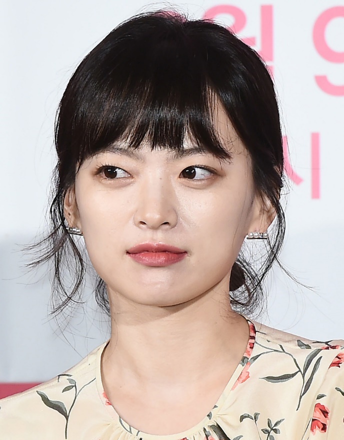 千玗嬉是个偷心盗贼!身穿鹅黄色荷边裙出席活动,眼神娇俏且迷人