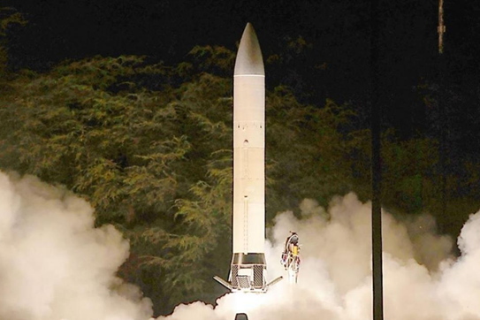 美国陆军正积极研制中程弹道导弹和高超声速武器