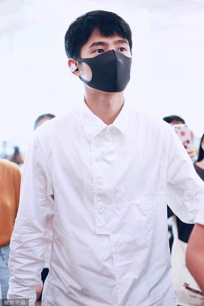 刘昊然手抓栏杆秀清秀侧颜 白衬衫清新帅气