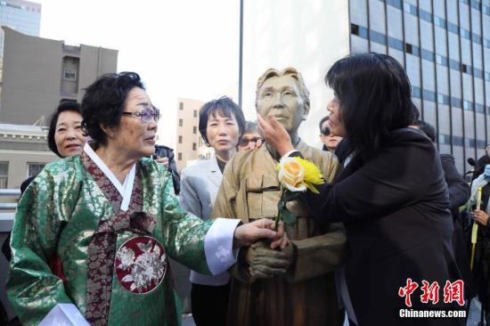 资料图：当地时间2017年9月22日，美国旧金山市圣玛丽广场，慰安妇雕像揭幕仪式隆重举行，这也是美国主要大城市第一座慰安妇雕像。图左为89岁的韩国慰安妇幸存者李荣洙。 中新社记者 刘丹 摄