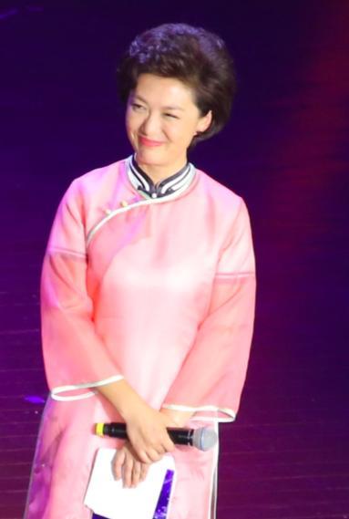 47岁央视主持人海霞穿旗袍参加活动笑容甜美气质优雅