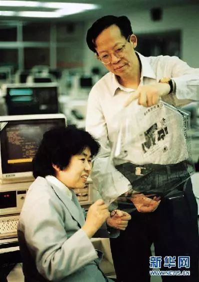 1994年，王选与妻子陈堃銶一起查看汉字激光照排系统输出的排版胶片。图片来源：新华网