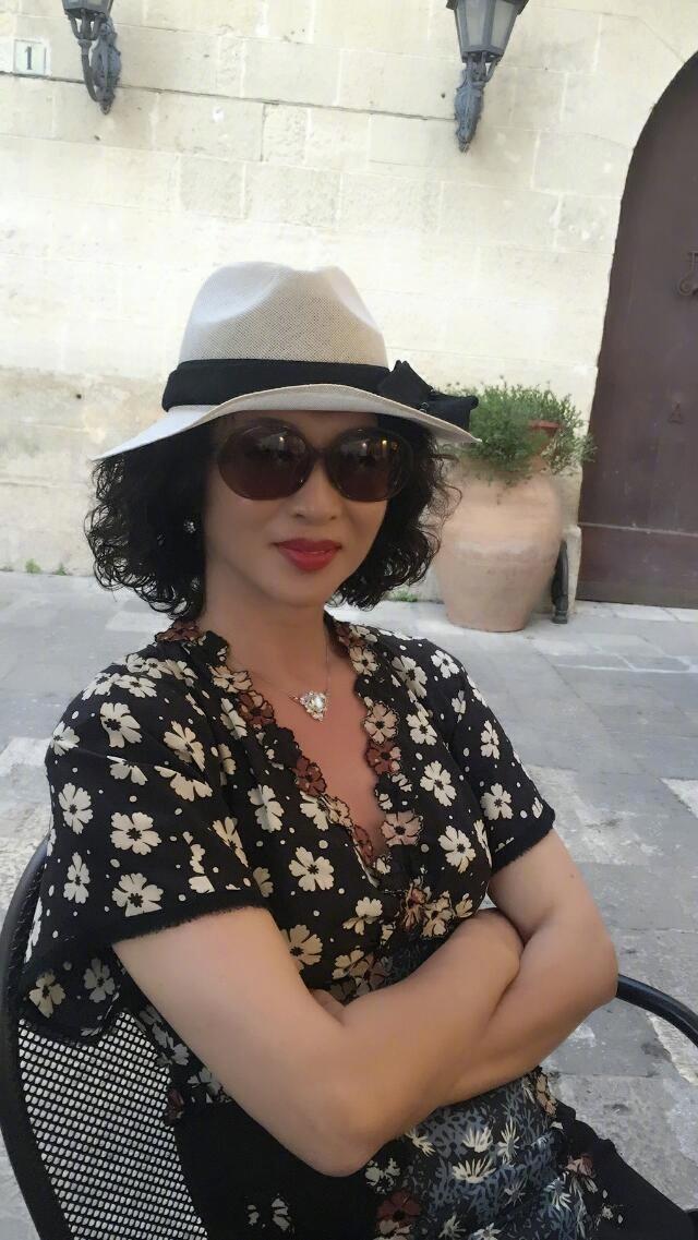 金星52岁生日与老公秀恩爱,穿深v露背紧身裙窈窕动人