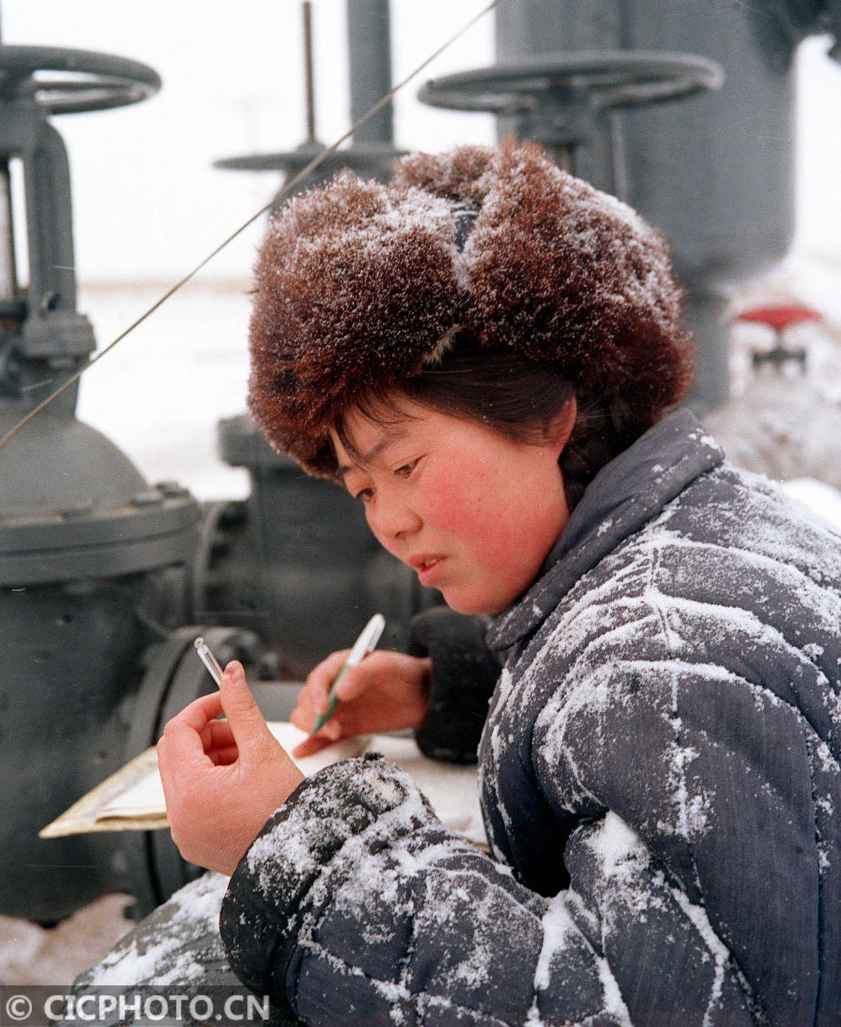 向青年工人介绍保养机器的经验↑工人技术员和工人一起检修钻机↑儿童