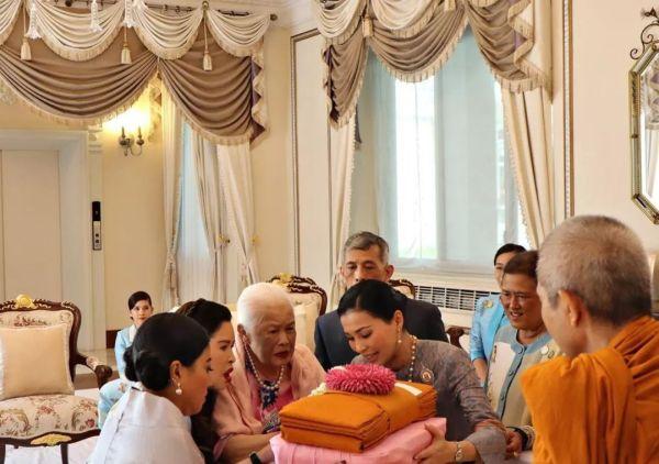 67岁泰王率家人为太后祝寿苏提达王后一枝独秀贵妃忙避风头